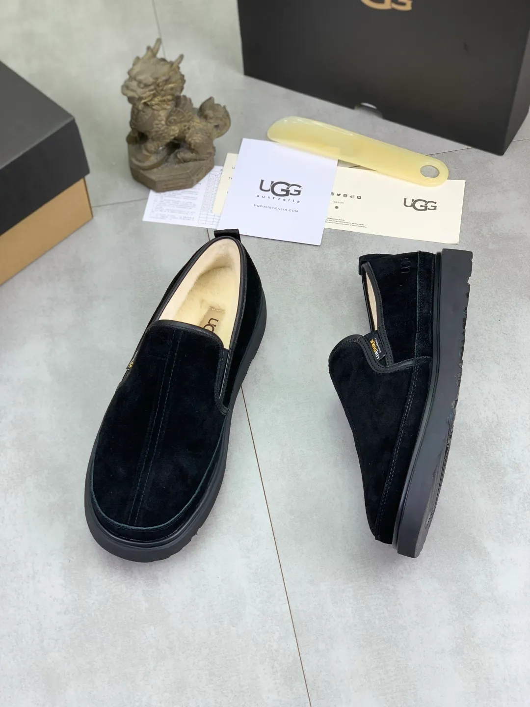 Men's men's shoes 💰P580 [New style] hot style 💰 versatile casual slip-on fur shoes 🆘 "Real Wool" [UGG] 👉 hot style men's shoes official website synchronization 🔰 quality [proud] is not comparable to the imitations in the general market 🌀 The upper is imported Italian frosted calfskin, and the lining: foot pad 🅰️ grade 🐑 real wool 👻 Only Grade A can show the effect The hand feels smooth and delicate 🔱The shoe shape is grand, only the factory can achieve it 🎄The perfect toughness of the original outsole 👻⬛️ can allow customers to bid farewell to one-time consumption. Real wool lining, super warm. Available in black or brown. Size: 39-44